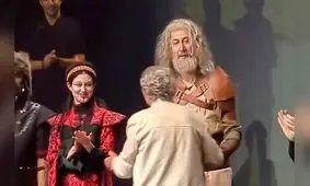 لحظه دیدار بهروز وثوفی با بهرام رادان، گوهر خیراندیش و بهرام افشاری در آمریکا/ ویدئو