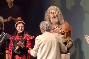 لحظه دیدار بهروز وثوفی با بهرام رادان، گوهر خیراندیش و بهرام افشاری در آمریکا/ ویدئو
