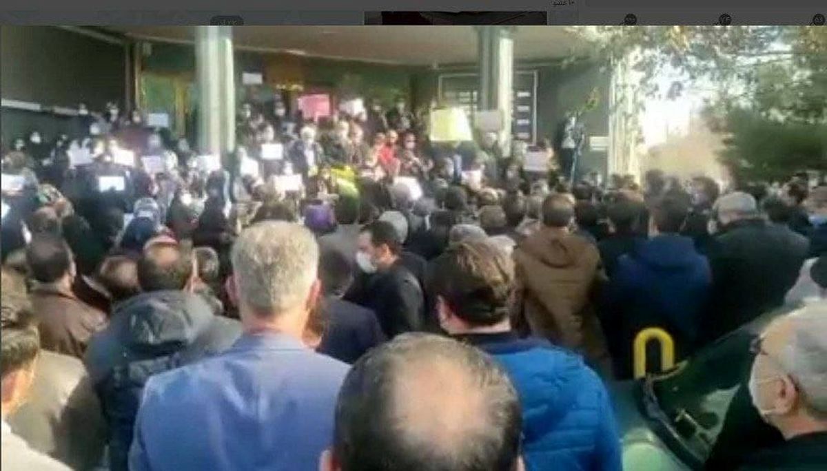 تجمع اعتراضی معلمان مقابل اداره کل آموزش و پرورش در تبریز