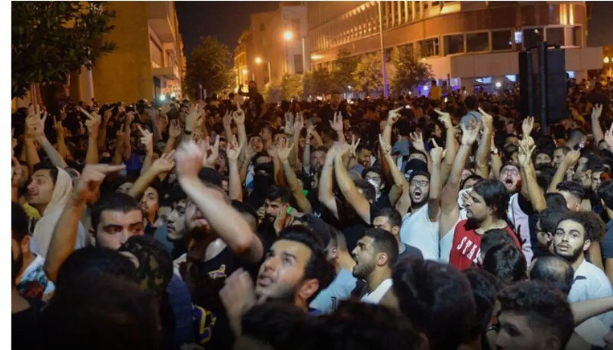 درگیریها در لبنان و بستن خیابان توسط هواداران حزب الله در اعتراض به توافق دولت با اسرائیل/ معترضان به نخست وزیری رسیدند/ ارتش به خیابان آمد