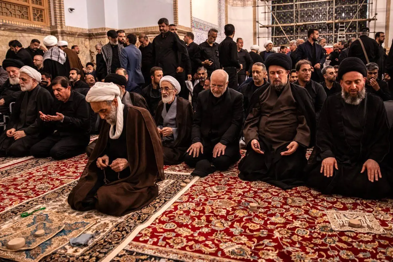 وداع سیاسیون با رهبر شهید؛ از قنوت قاآنی در نماز و همنشینی قالیباف و سید حسن خمینی تا چفیه رئیس بنیاد مستضعفان/ شیخ زکزاکی و عمار حکیم هم بودند + عکس