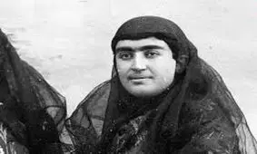 سفر به ایران قدیم؛ «عصمت‌الملوک، نوۀ ناصرالدین شاه» در کودکی با تفنگ 