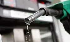 طعنه روزنامه دولت به شیوه گران شدن بنزین در سال 98؛ در آن زمان تصمیم گیری ناگهانی و پرهزینه بود و امروز با آرامش انجام شد