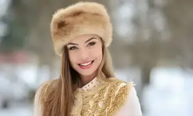 ادعای جنجالی دختر روس در خیابان های تهران؛ بی‌خانمان ها ماشین می‌خرند!/ ویدئو