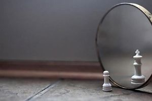 نشانه‌های پنهان خودشیفتگی: ۸ ویژگی غیرمعمول که باید بشناسید