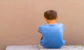 پسر نابینایی که با گوش هایش اطراف خود را میبیند