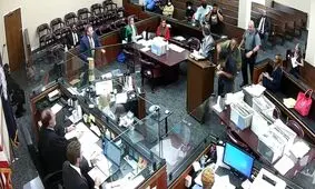 حمله پدر به قاتل پسرش در دادگاه/ ویدئو