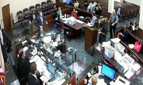 حمله پدر به قاتل پسرش در دادگاه/ ویدئو