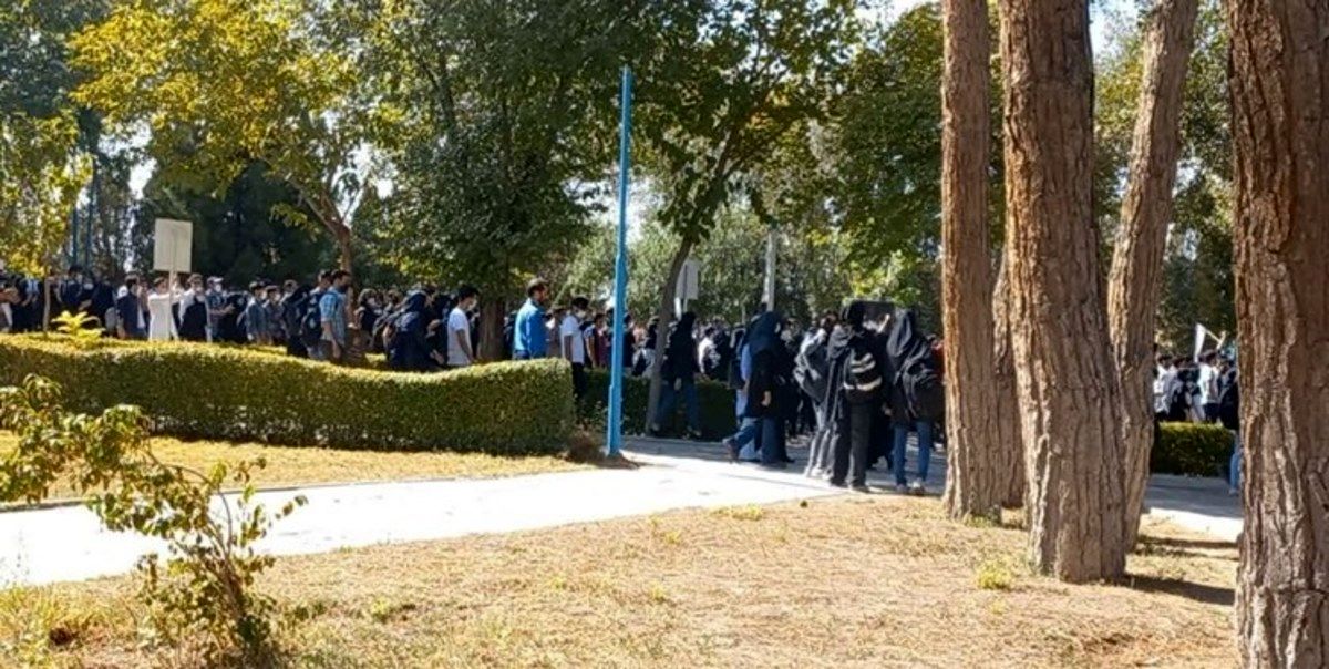 تجمع در دانشگاه های اصفهان/ پلیس با شلیک گاز اشک آور مانع حرکت آنها به سمت خیابان شد