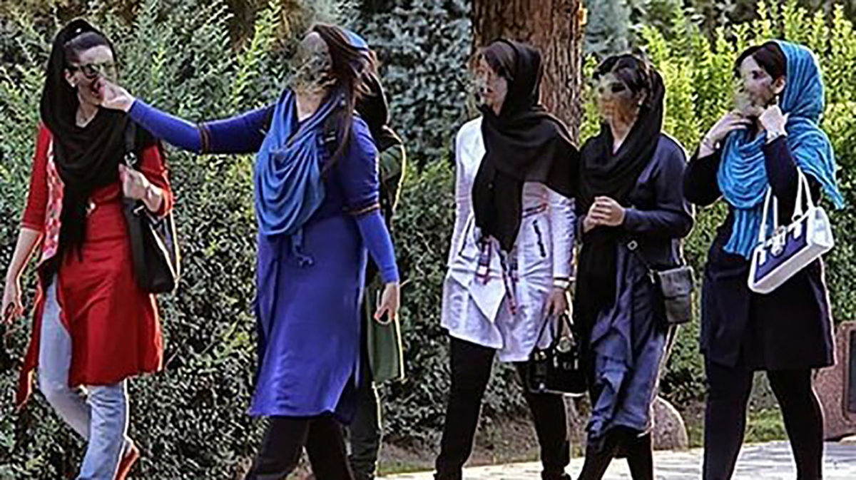 جلوگیری از ورود زنان بی حجاب به باغ ارم شیراز و تشکر از باحجاب ها!/ ویدئو