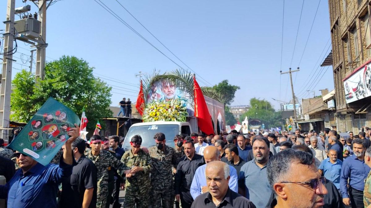 امام جمعه پیشین اهواز بر پیکر شهید غلامعلی رشید و فرزندش در دزفول نماز اقامه کرد/ ویدئو