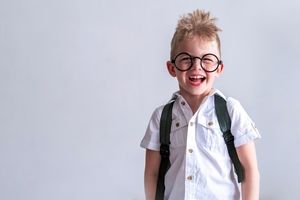 چه علائمی نشان دهنده نیاز کودک به عینک است؟