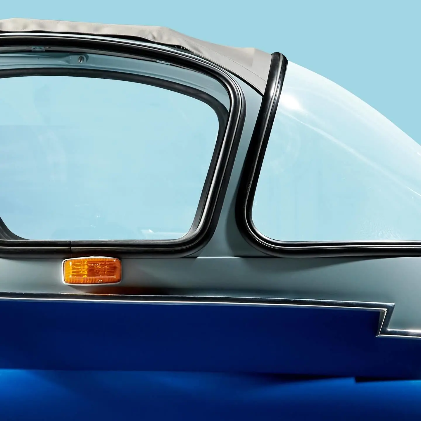 تصویر یک خودروی مینیاتوری کلاسیک به نام BMW Isetta (ب‌ام‌و ایزتا) که به دلیل طراحی گرد و کوچک خود به