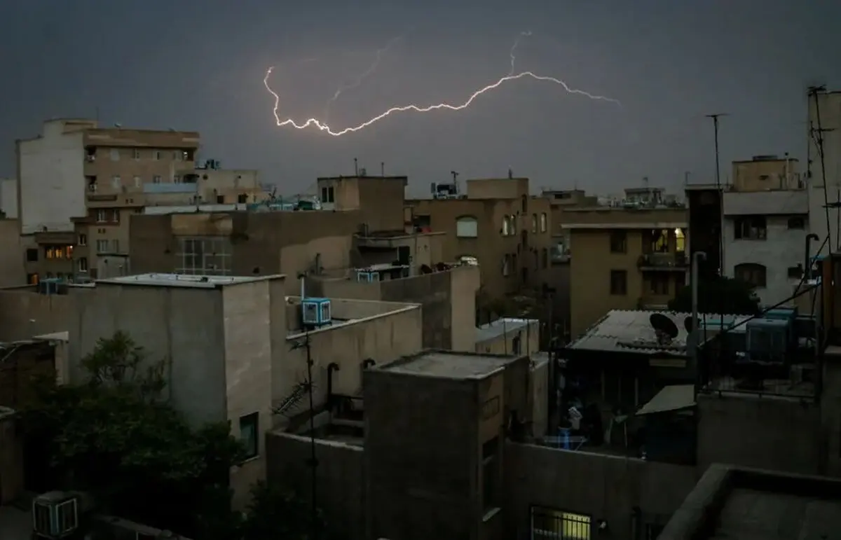 قطعی برق در اثر طوفان شدید در قم