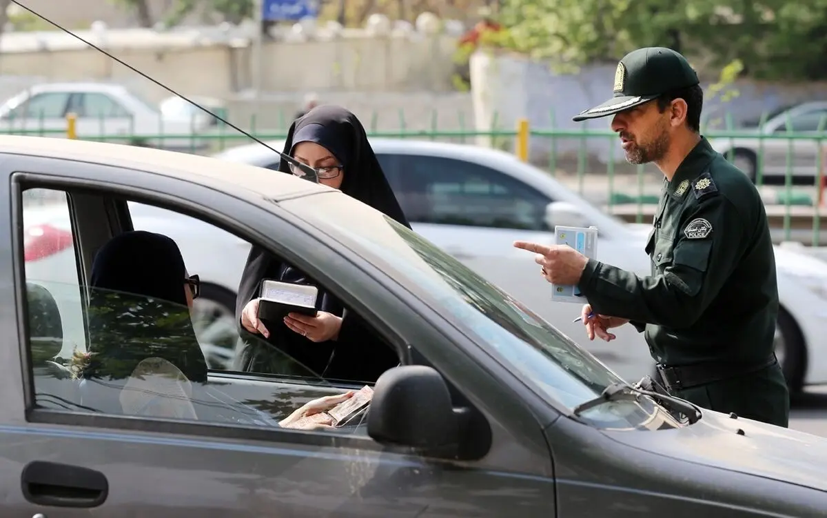 واکنش عباس عبدی به ارسال پیامک‌های حجاب/ مقاومت در برابر خواست جامعه جز شکست نتیجه دیگری ندارد


