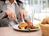 چگونه هنگام غذا خوردن سرعت را کم کنیم؟