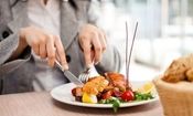چگونه هنگام غذا خوردن سرعت را کم کنیم؟