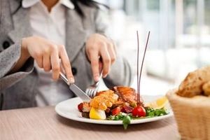 چگونه هنگام غذا خوردن سرعت را کم کنیم؟
