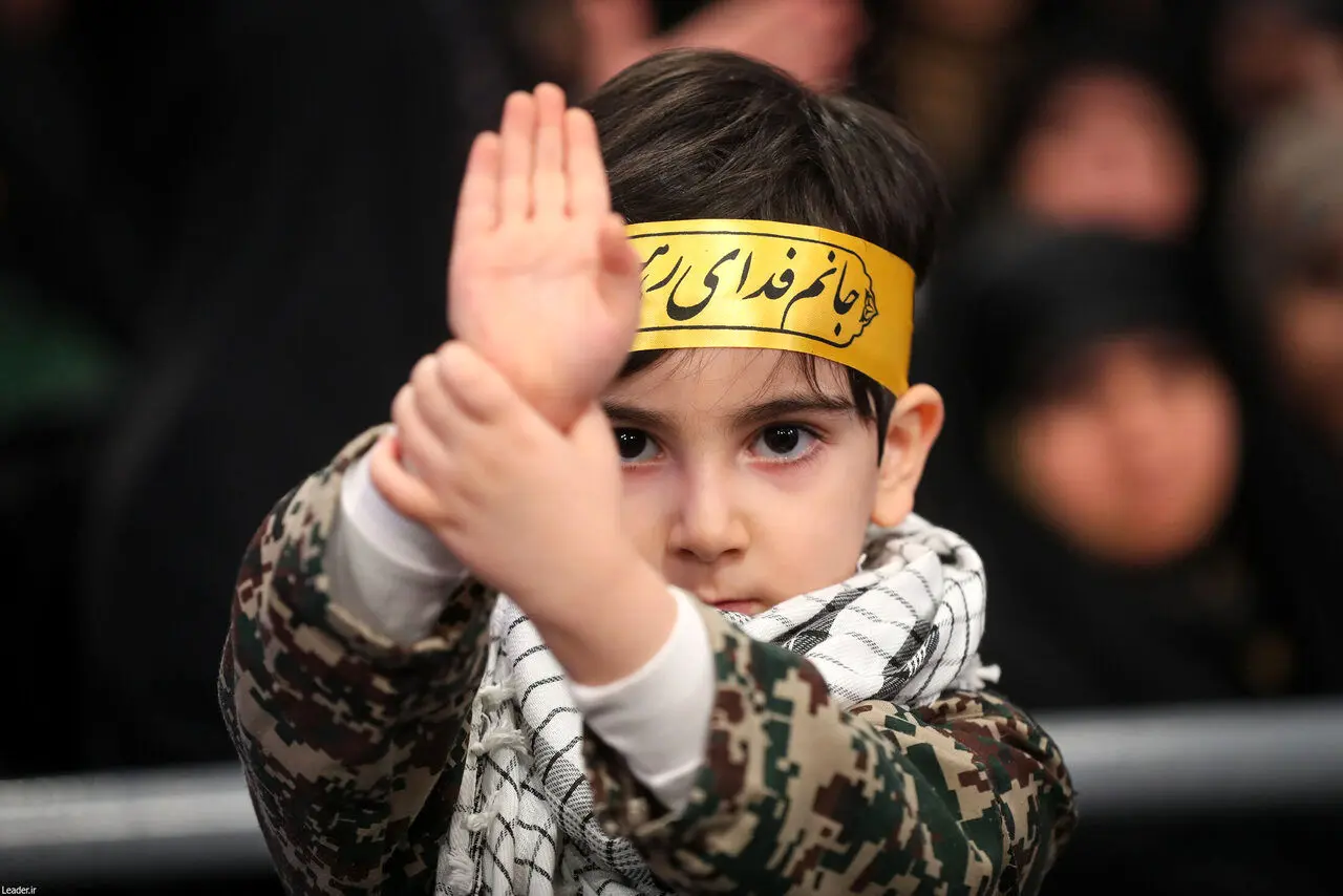 دست نویسی کودکان در دیدار امروز رهبری/ طرفداران تیم تراکتور هم آمدند + تصاویر