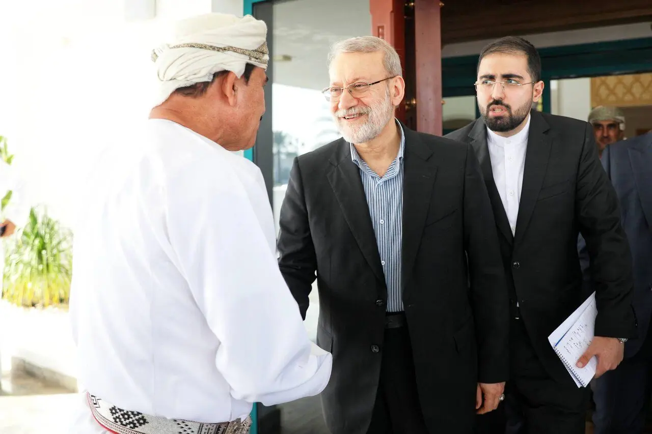 مصاحبه علی لاریجانی با صداوسیما بعد از دیدار با وزیرخارجه عمان/ دبیر خندان شعام در قاب تصویر + عکس