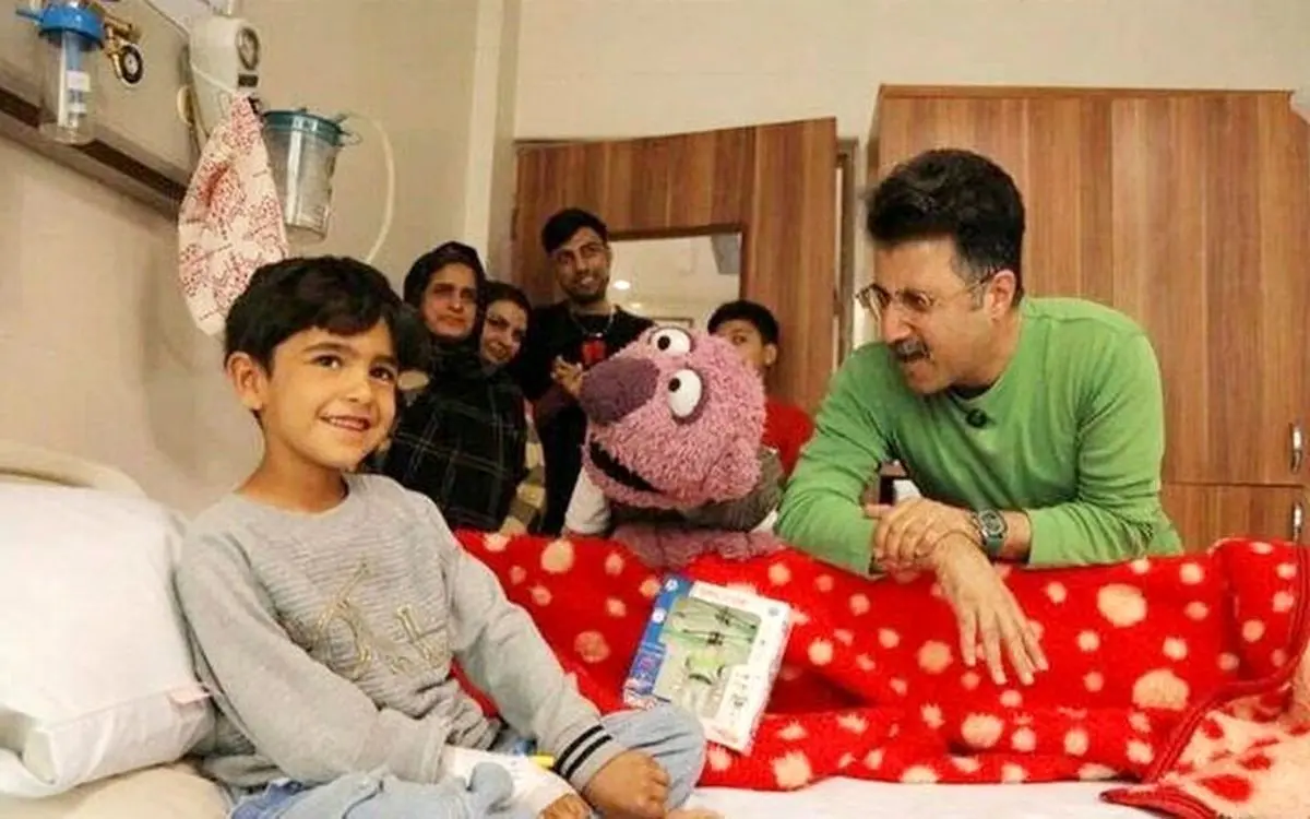 عیادت جناب خان از کودکان مجروح جنگی در بیمارستان مفید/ عکس