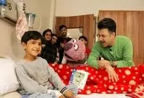 عیادت جناب خان از کودکان مجروح جنگی در بیمارستان مفید/ عکس