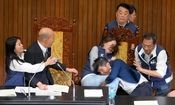 نماینده پارلمان تایوان برگه‌های رأی را ربود و پا به فرار گذاشت!/ ویدئو

