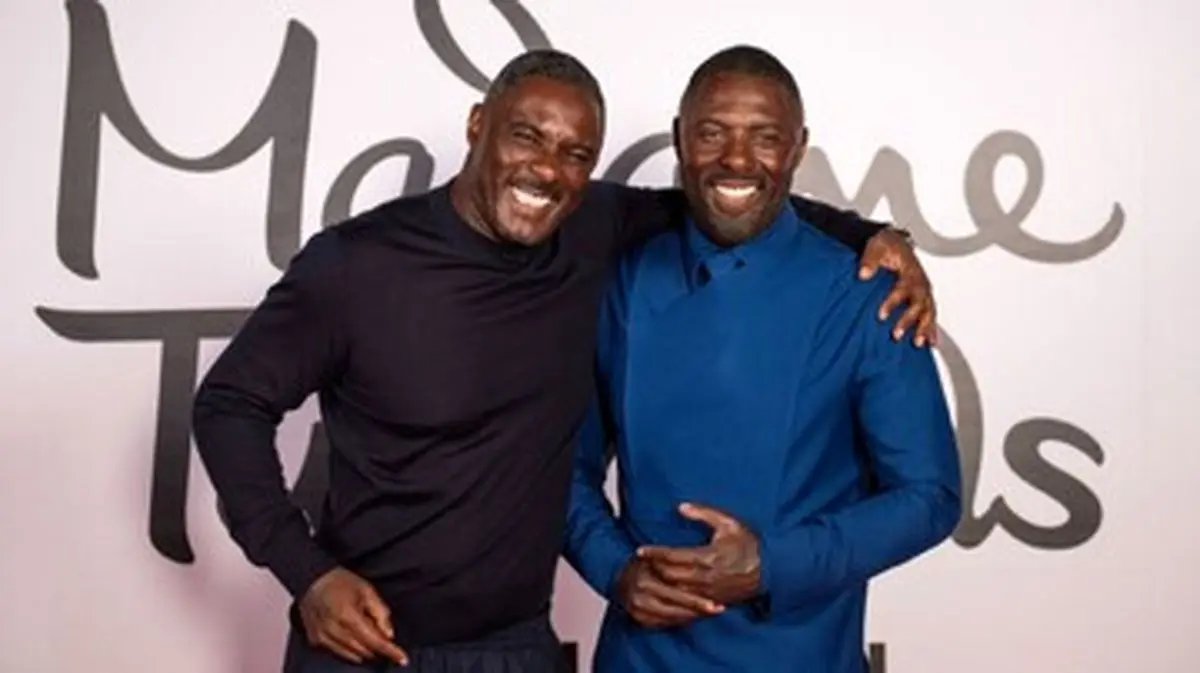 اقدام جالب بازیگر مشهور در مراسم رونمایی از مجسمه مومی‌‌اش / ویدئو