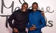 اقدام جالب بازیگر مشهور در مراسم رونمایی از مجسمه مومی‌‌اش / ویدئو