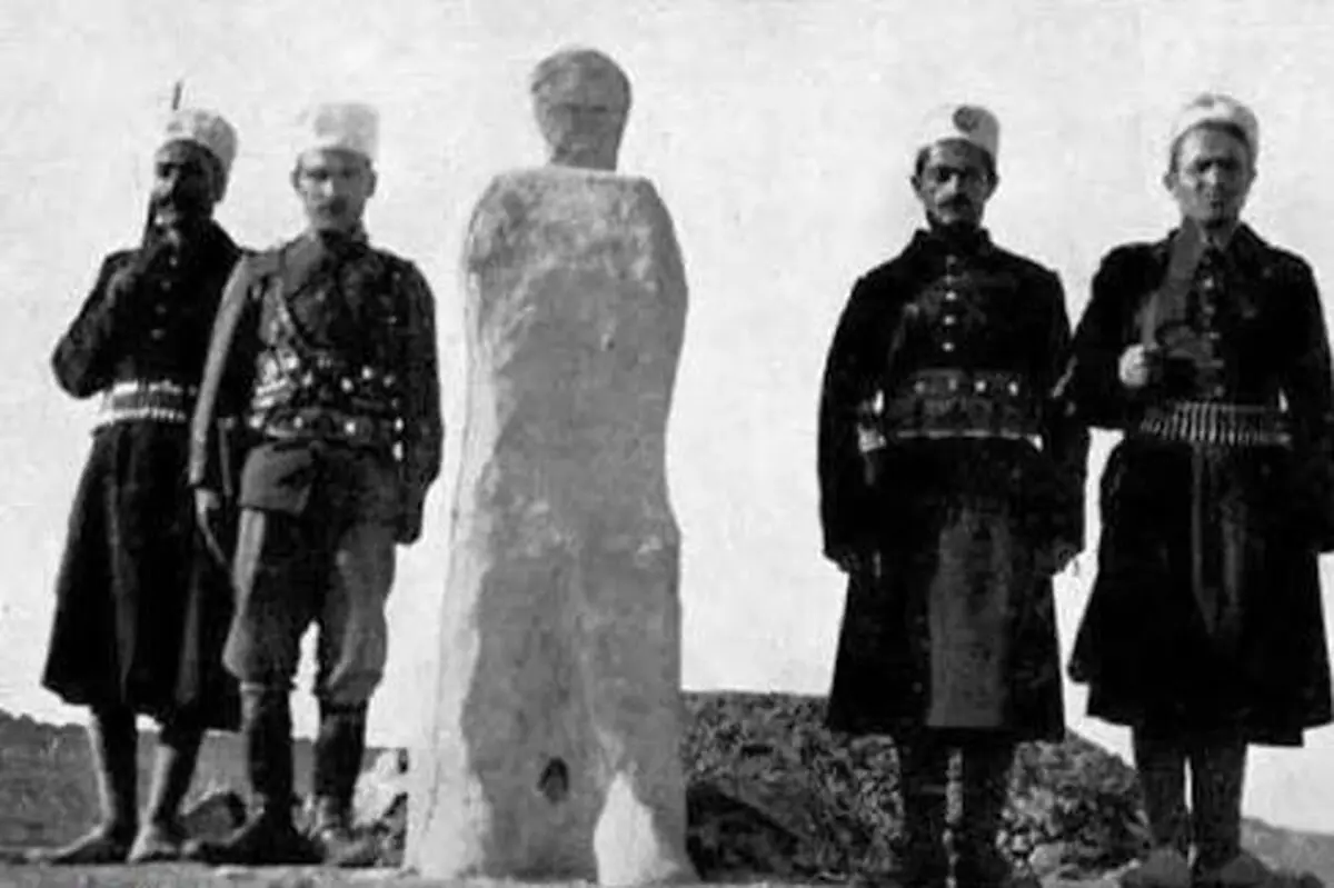 سفر به ایران قدیم؛ «فلک کردن یک مجرم در قزوین» در دوران ناصرالدین شاه 