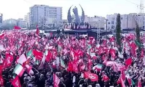 پرتاب سنگ به تصویر ترامپ در مراسم تشییع پیکر رهبر شهید انقلاب در تهران/ ویدئو