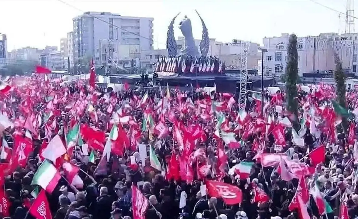 پرتاب سنگ به تصویر ترامپ در مراسم تشییع پیکر رهبر شهید انقلاب در تهران/ ویدئو
