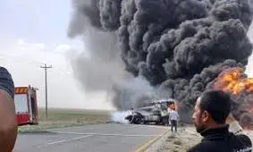 لحظه آتش سوزی امروز تریلی در جاده فریمان/ ویدئو