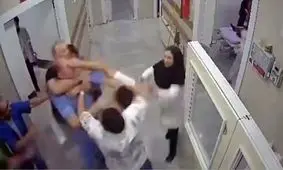 شب گذشته در درمانگاه شهریار، همراهان یک بیمار با پزشک و پرسنل این درمانگاه درگیر شدند/ ویدئو