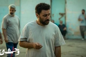 واکنش کاربران به نمایش اندام نیمه‌ برهنه جواد عزتی در سریال وحشی