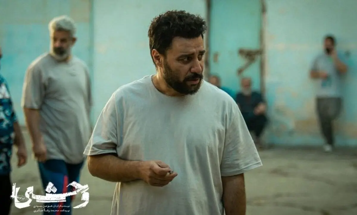 واکنش کاربران به نمایش اندام نیمه‌ برهنه جواد عزتی در سریال وحشی