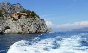 تصاویر خانه‌ای عجیب روی دماغه یک صخره!