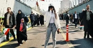 اعتراض روزنامه همشهری به منتقدان پوستر یک دختر شل حجاب در سایت رهبر انقلاب/ می گویند رهبری هم صورتی بازی درمی آورد

