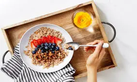 چه چیزهایی بخوریم تا سفیدی موهایمان کم شود؟