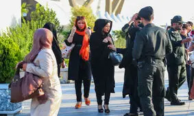 اگر نصف رانندگان از چراغ قرمز عبور کنند، عقل سلیم می گوید باید مقررات را عوض کرد