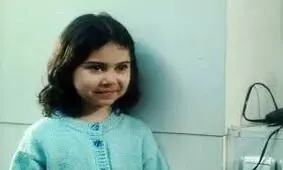 تیپ و چهره متفاوت آلما اسکویی بازیگر خردسال «گل یخ» در فرانسه