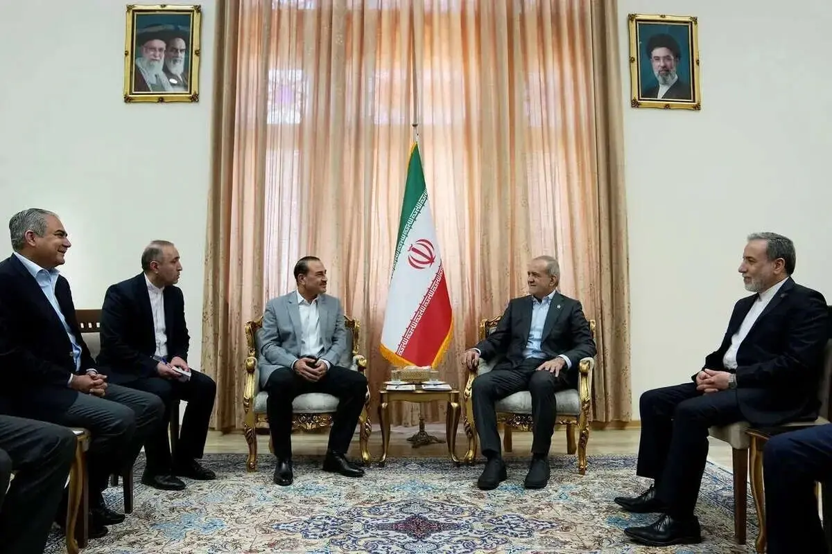 کیهان: فرمانده ارتش پاکستان هیچ کاری در تهران نداشت و بی دلیل با پزشکیان، قالیباف و رضایی دیدار کرد!