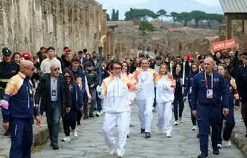 حمل مشعل المپیک توسط جکی چان/ ویدئو