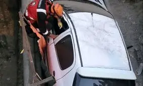 سقوط خودرو در عمق ۳ متری گودبرداری/ ویدئو