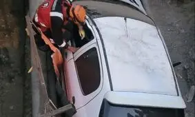 سقوط خودرو در عمق ۳ متری گودبرداری/ ویدئو