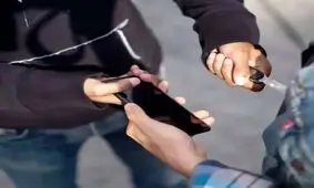 لحظه سرقت موبایل زن جوان مشهدی در کمتر از چند ثانیه/ ویدئو