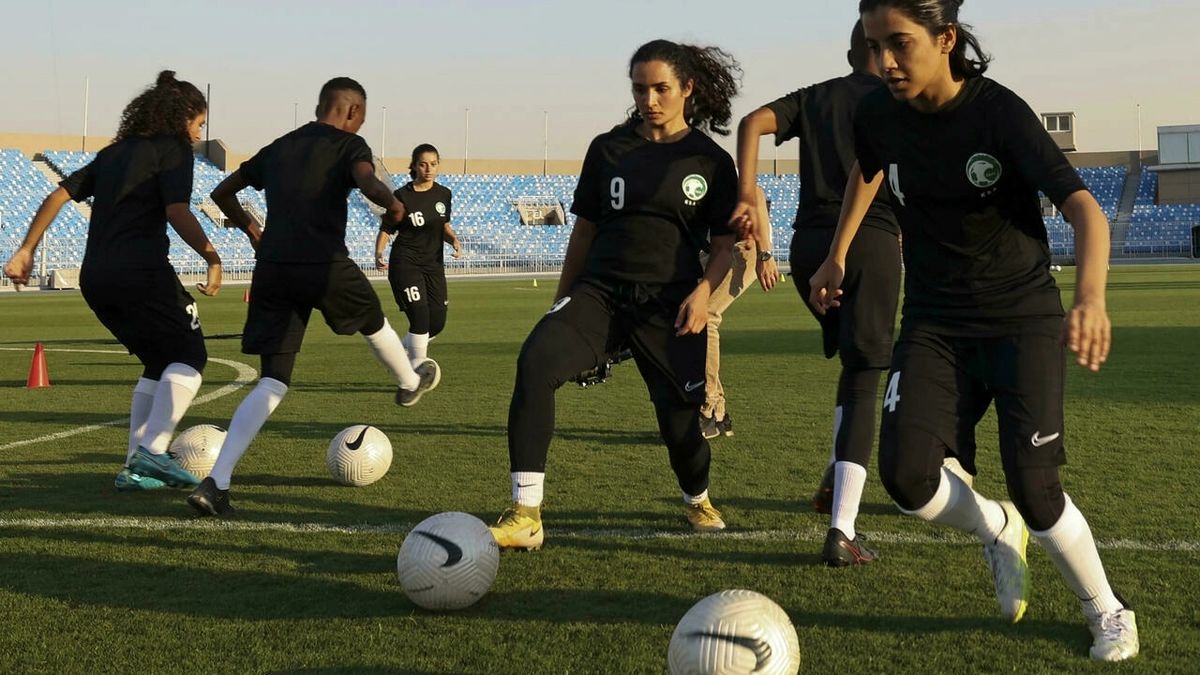 روش مردان و زنان عربستانی برای سرگرم کننده کردن ورزش و پیاده روی/ عکس
