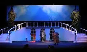 پاسخ رضا کیانیان به انتقادات دکور یک نمایش: قرار بود درخت مصنوعی باشد!