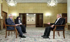 عکسی از تغییر دکوراسیون ناگهانی گفت‌وگوی زنده پزشکیان در تلویزیون