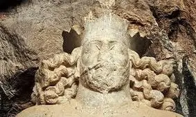 تصویری از شاپور ساسانی با تاج پادشاهی در میادین تهران